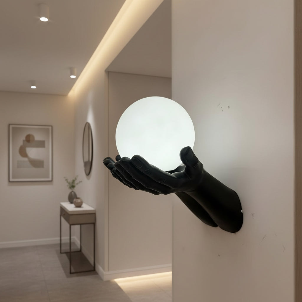 Applique murale deux mains noires tenant un globe, douille G9