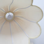 Abat-jour fleur en tissu plissé beige clair à bord festonné
