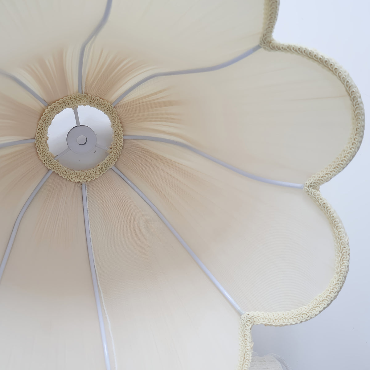 Abat-jour fleur en tissu plissé beige clair à bord festonné