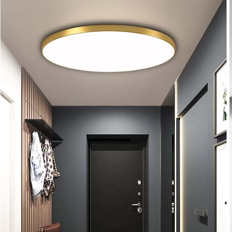 Plafonnier extra-plat cerclé d'or à lumière blanche