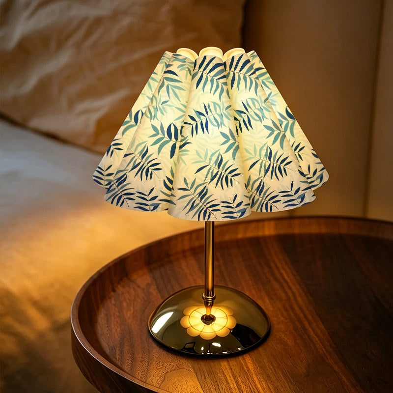 Lampe de chevet plissée à feuillage bleu-vert, pied doré et câble USB