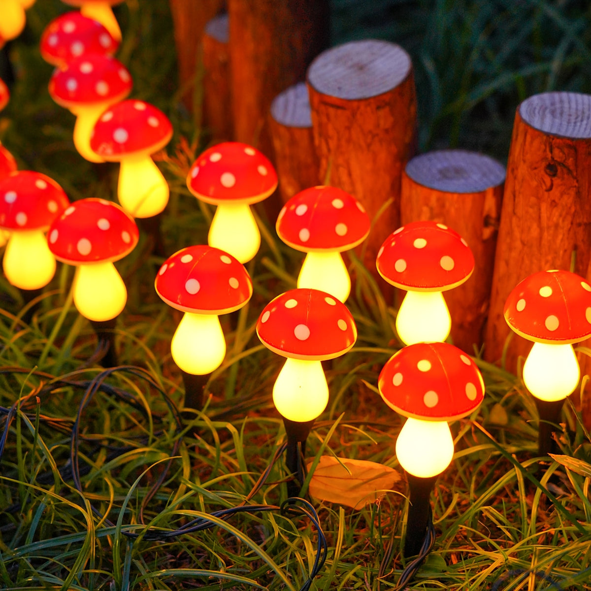 Champignons lumineux rouges à pois pour un jardin féerique