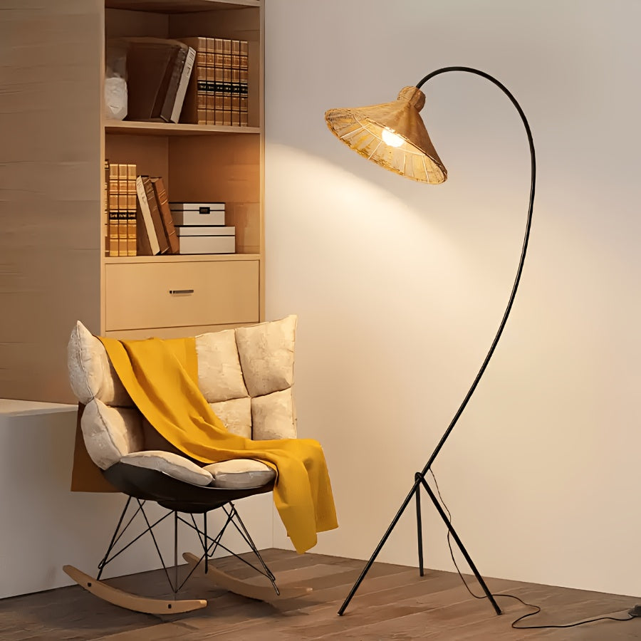 Lampadaire arc en rotin, abat-jour conique sur trépied noir