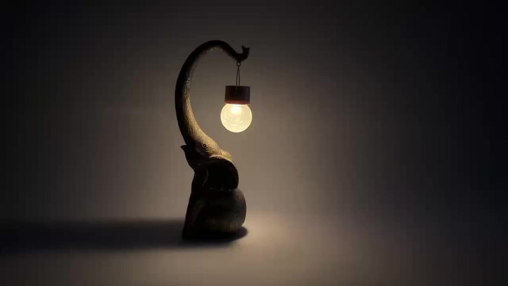 Lampe solaire d'extérieur éléphant en résine dorée, globe craquelé