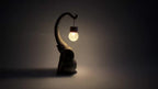 Lampe solaire d'extérieur éléphant en résine dorée, globe craquelé