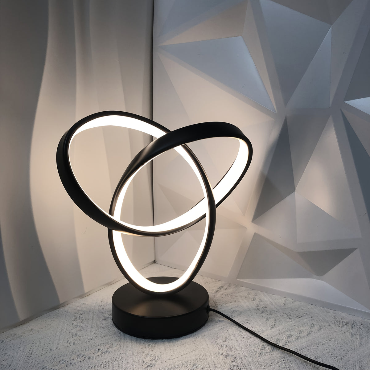 Lampe de bureau LED à anneaux entrelacés en aluminium noir, USB