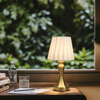 Lampe de chevet rétro au pied balustre doré, tissu plissé blanc, USB