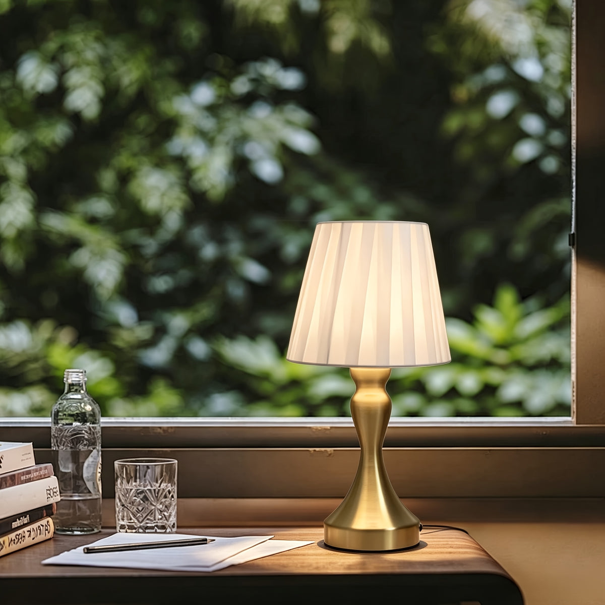 Lampe de chevet rétro au pied balustre doré, tissu plissé blanc, USB