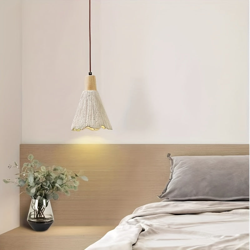 Une lumière de chevet suspendue, sobre et naturelle