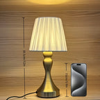 Lampe de chevet rétro au pied balustre doré, tissu plissé blanc, USB