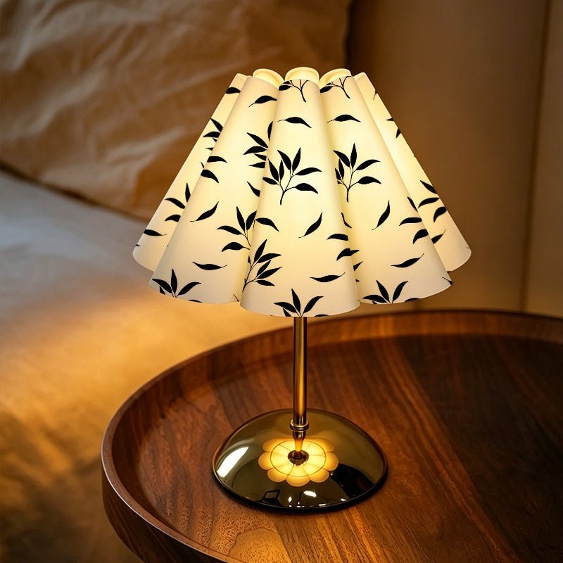 Lampe de chevet abat-jour plissé à feuillage noir, pied doré en dôme