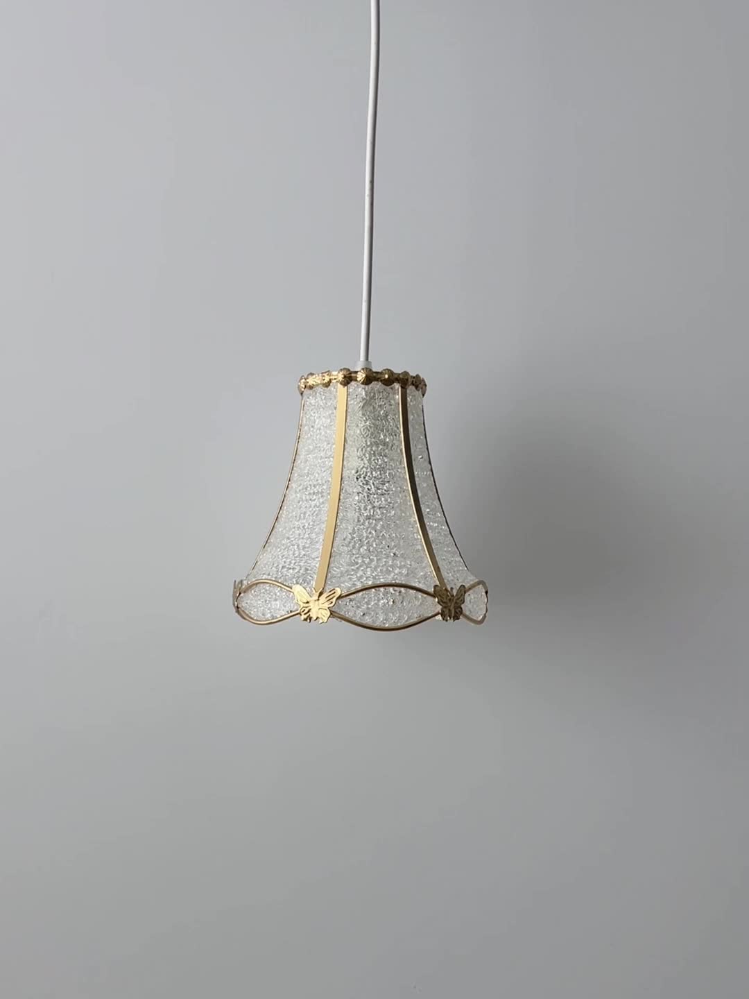 Petit abat-jour cloche en résine effet cristal et papillons dorés
