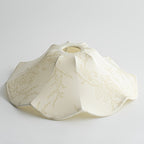 Abat-jour évasé en tissu ivoire à motif floral, Ø 30,2 x H 9,8 cm