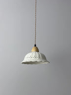 Abat-jour en céramique blanche ajourée à bord festonné, Ø 22,6 cm
