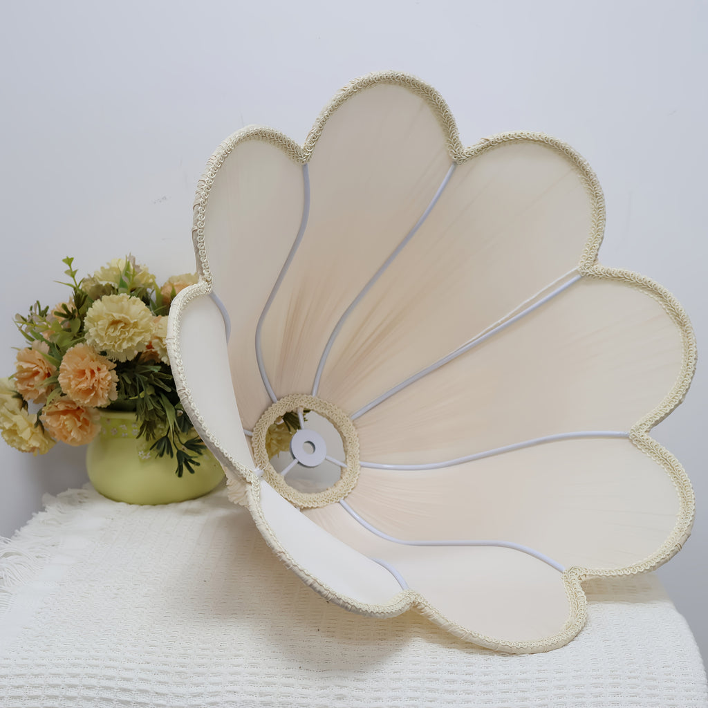 Abat-jour fleur en tissu plissé beige clair à bord festonné