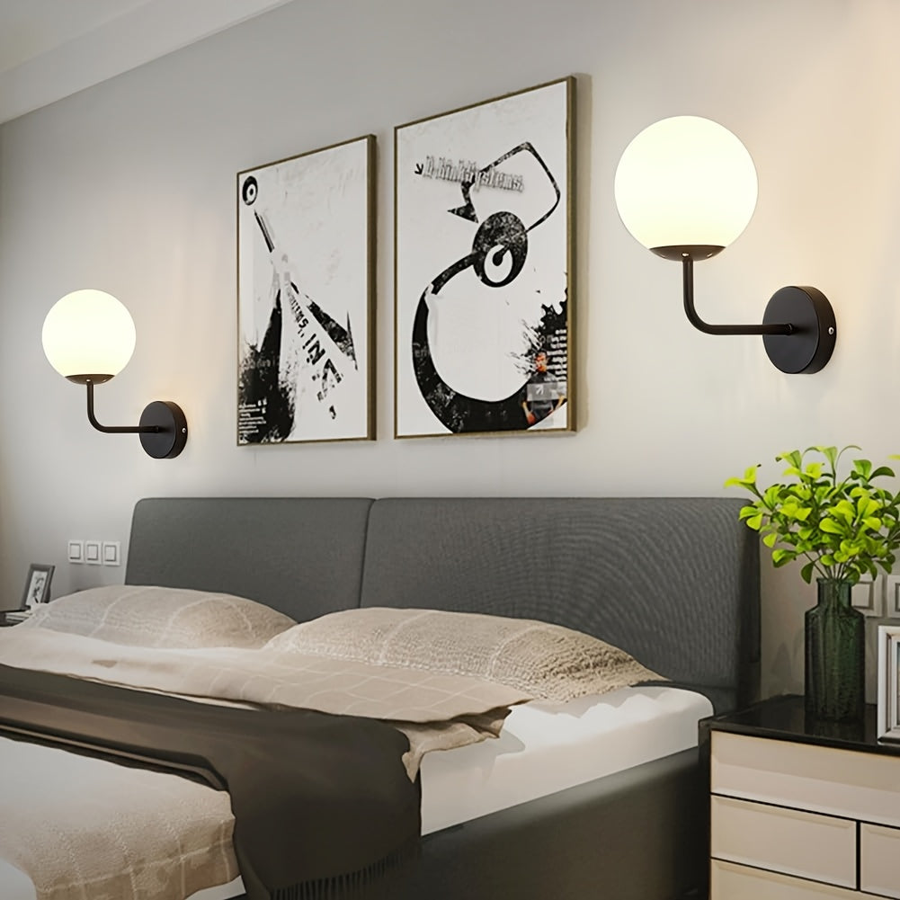 Applique murale globe opalin blanc sur bras courbé en métal noir