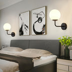 Applique murale globe opalin blanc sur bras courbé en métal noir