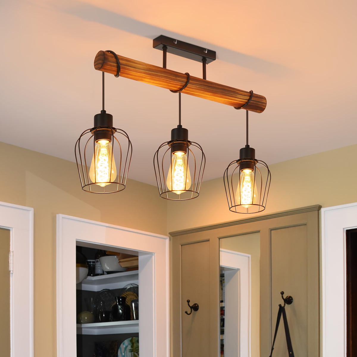 Suspension 3 cages noires sous poutre en bois foncé, 52 cm