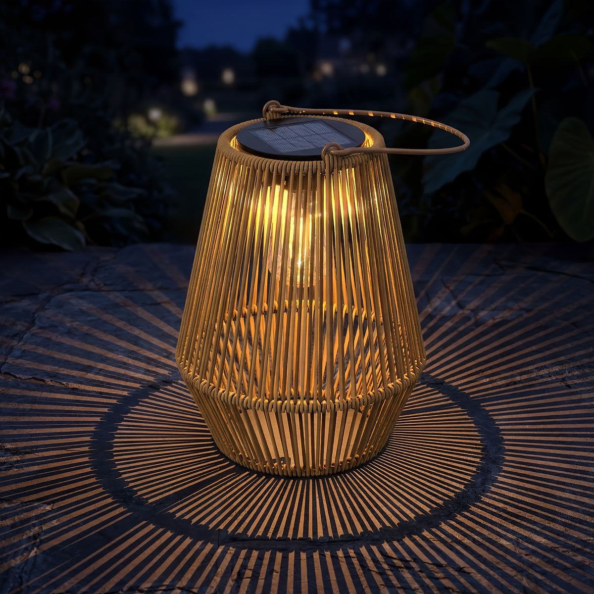 Lanterne solaire d'extérieur effet rotin tressé et étanche