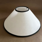 Abat-jour conique blanc à liseré noir, toile aspect lin, Ø 35 cm