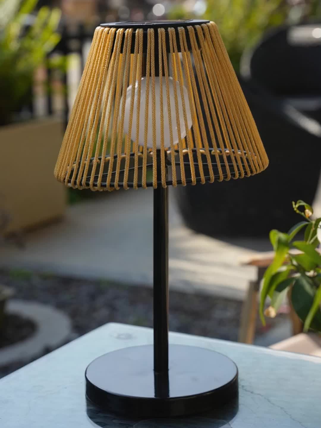 Lampe de table solaire d'extérieur à abat-jour en cordage kaki, IP44