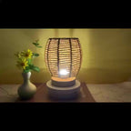 Lampe de chevet tressée façon panier, petit format et socle en bois