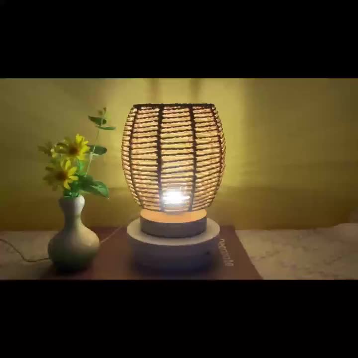Lampe de chevet tressée façon panier, petit format et socle en bois
