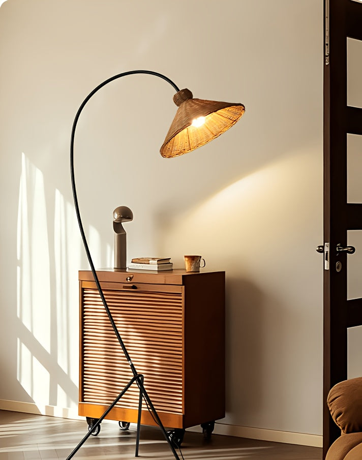 Lampadaire en rotin naturel à abat-jour conique