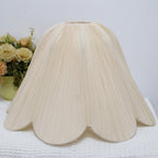 Abat-jour fleur en tissu plissé beige clair à bord festonné