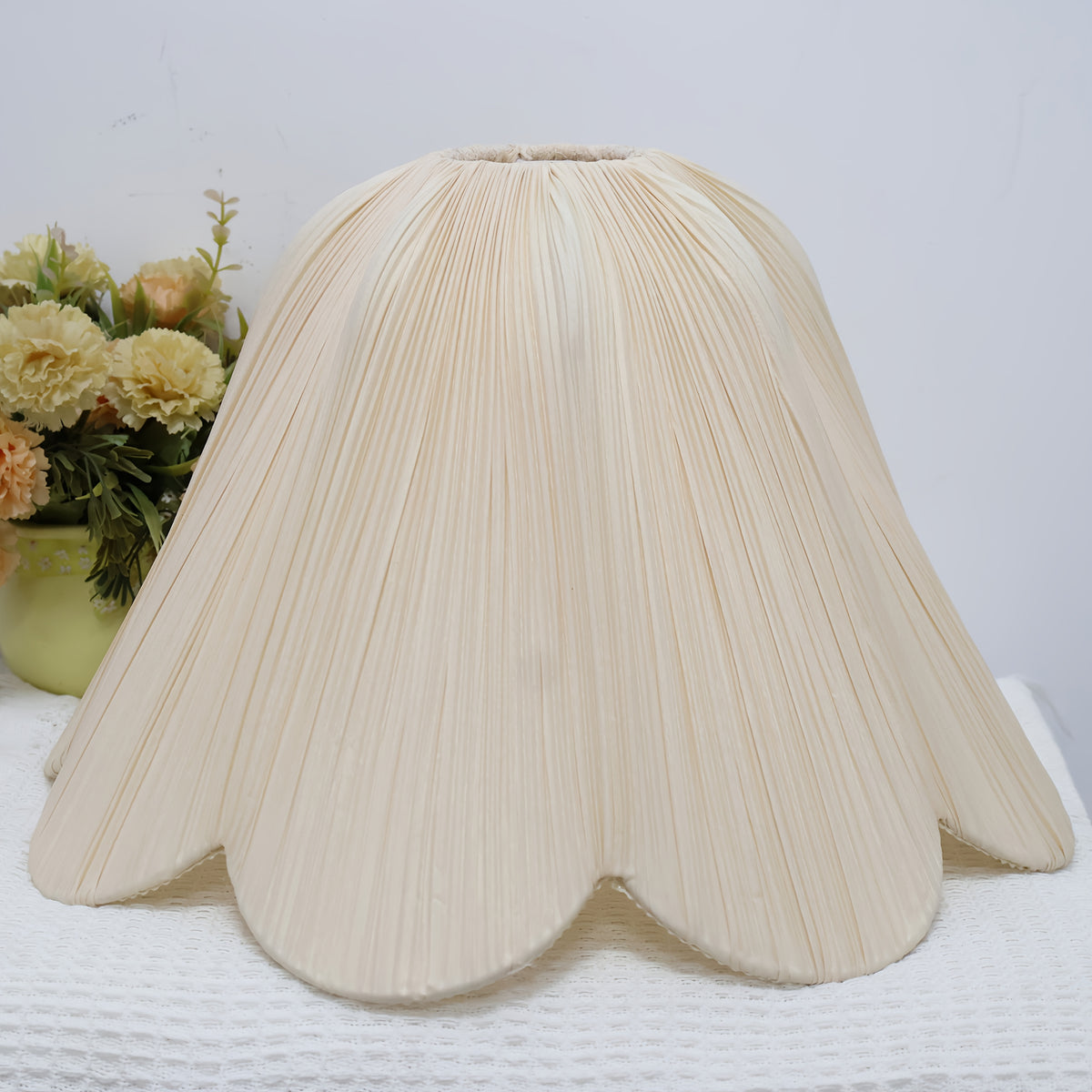 Abat-jour fleur en tissu plissé beige clair à bord festonné