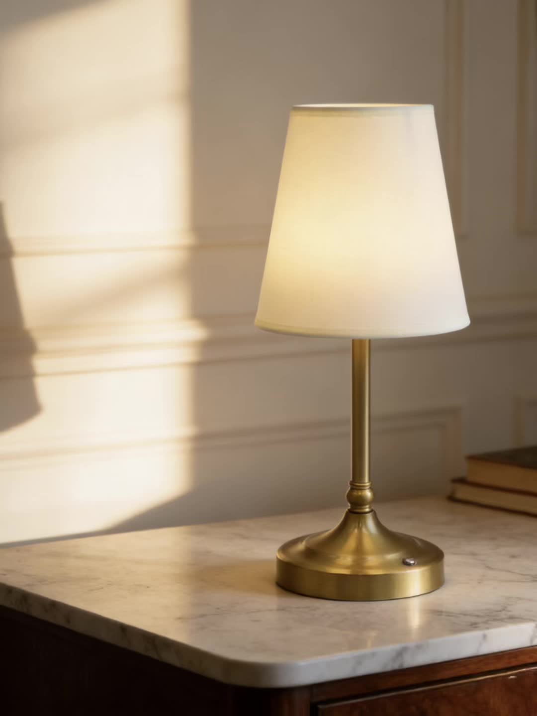 Lampe de chevet rechargeable au pied doré, abat-jour tissu 36 cm