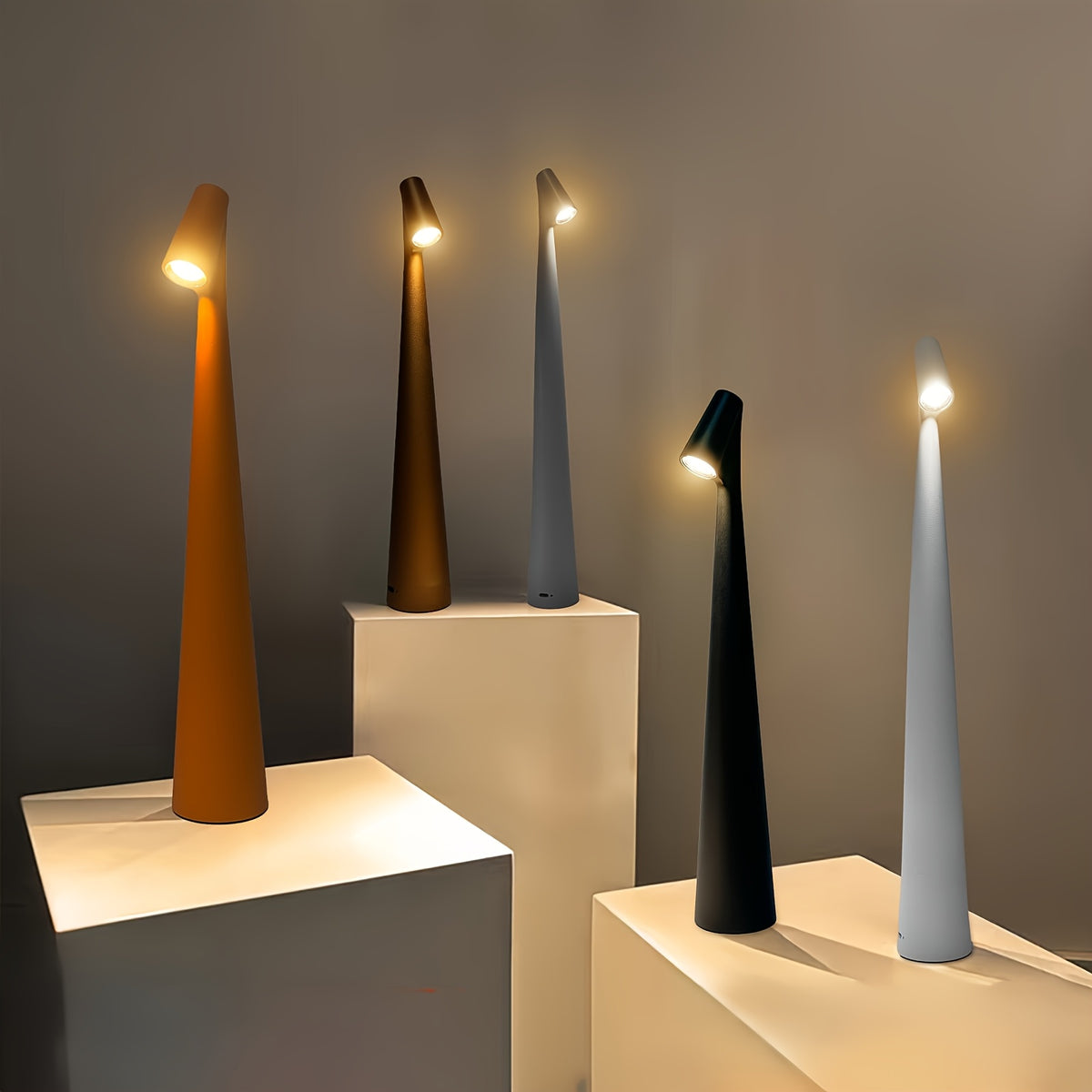 Une lampe sculpturale pour bureau, chevet et dîner