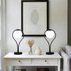 Lampe de chevet noire, globe en verre opalin dans un arceau