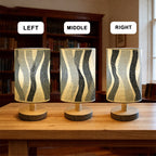 Lampe de chevet à lignes ondulées grises, socle bois, trois teintes