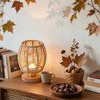 Lampe de chevet tressée façon panier, petit format et socle en bois