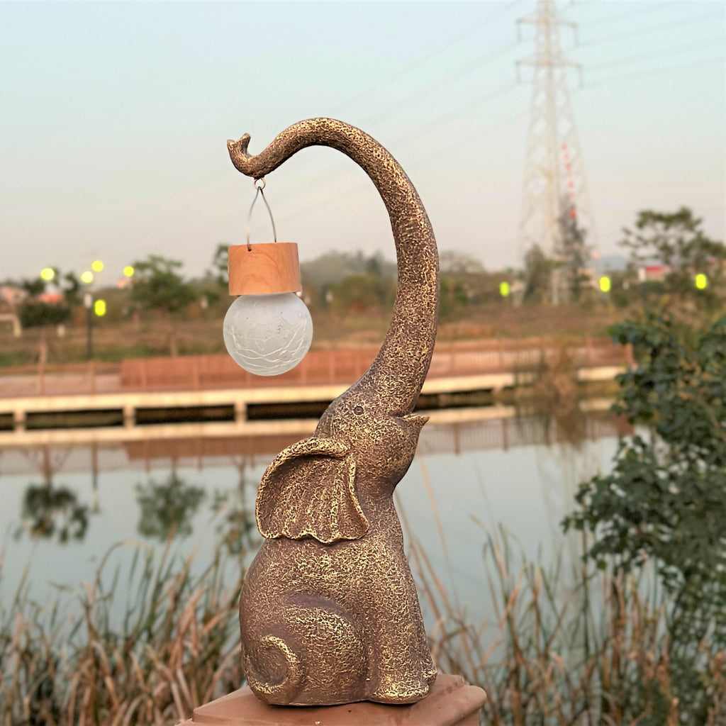 Lampe solaire d'extérieur éléphant en résine dorée, globe craquelé