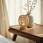 Lampe de chevet tressée façon panier, petit format et socle en bois