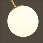 Suspension boule opaline Ø 20 cm sur longue tige dorée de 138 cm
