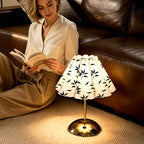 Lampe de chevet abat-jour plissé à feuillage noir, pied doré en dôme