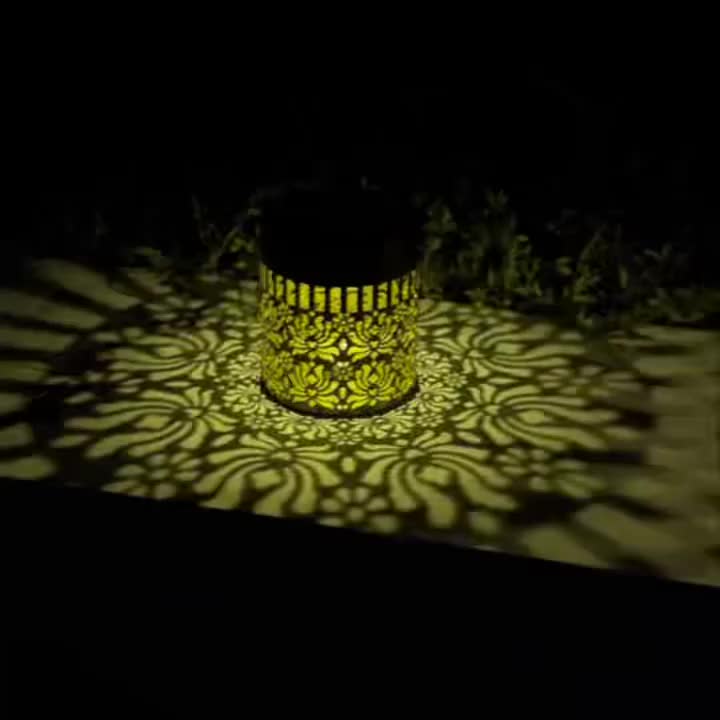 Lanterne solaire boule ajourée finition laiton ou noire, lumière RVB