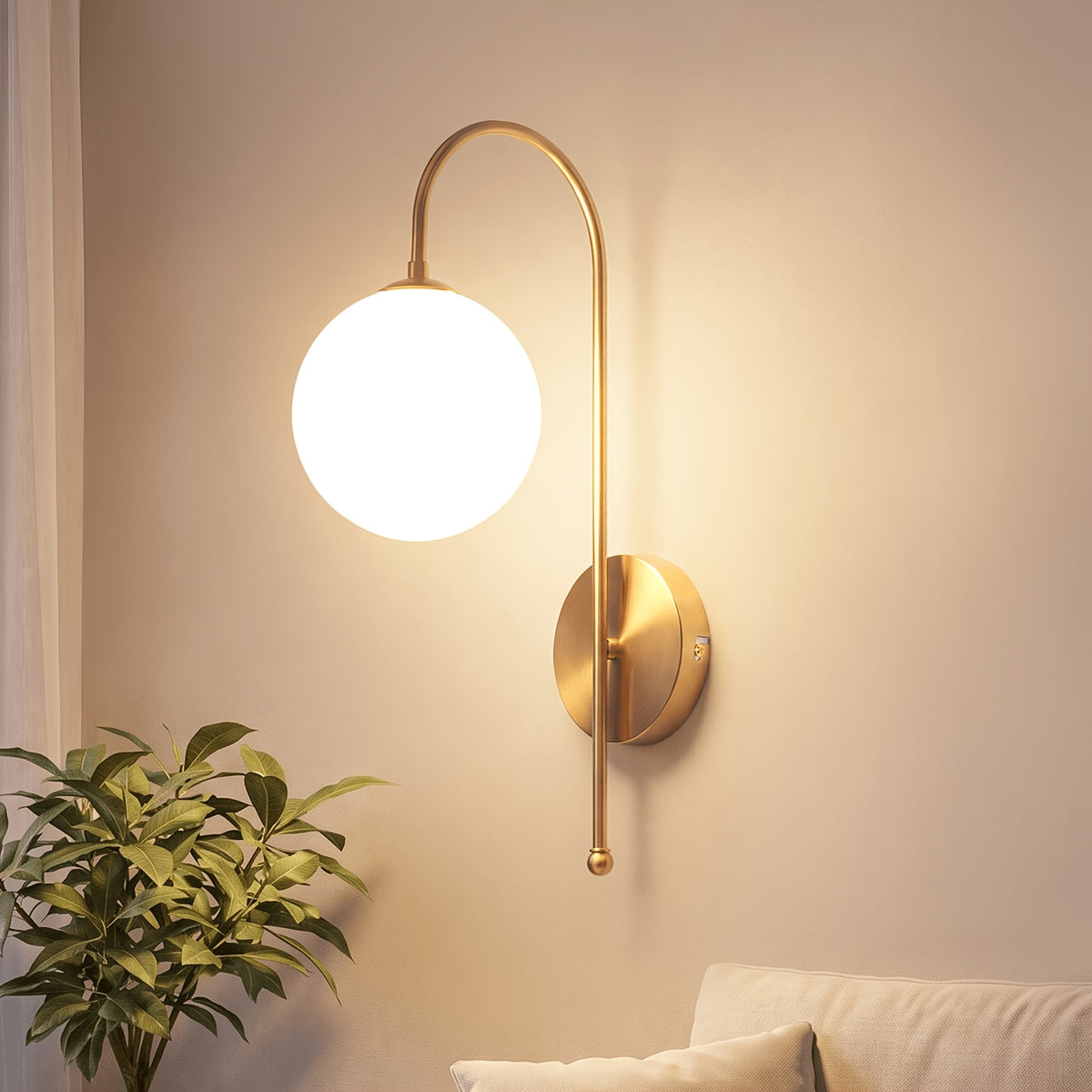 Une applique dorée au chevet comme au salon