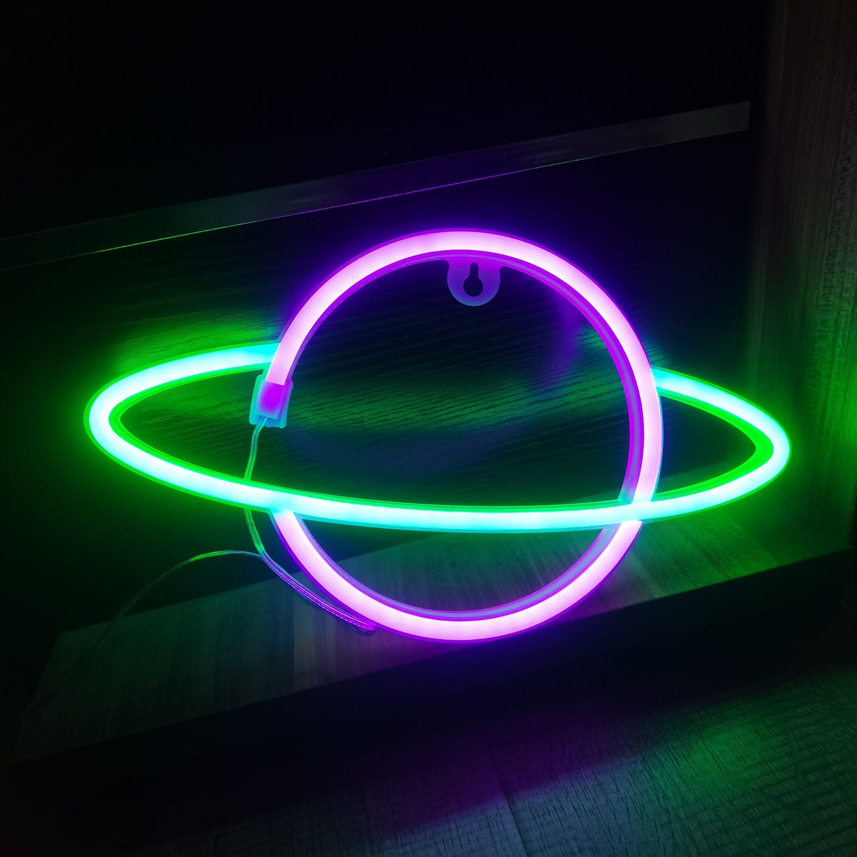 Piles ou câble USB, la planète s'adapte