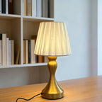 Lampe de chevet à abat-jour plissé blanc et pied doré balustre