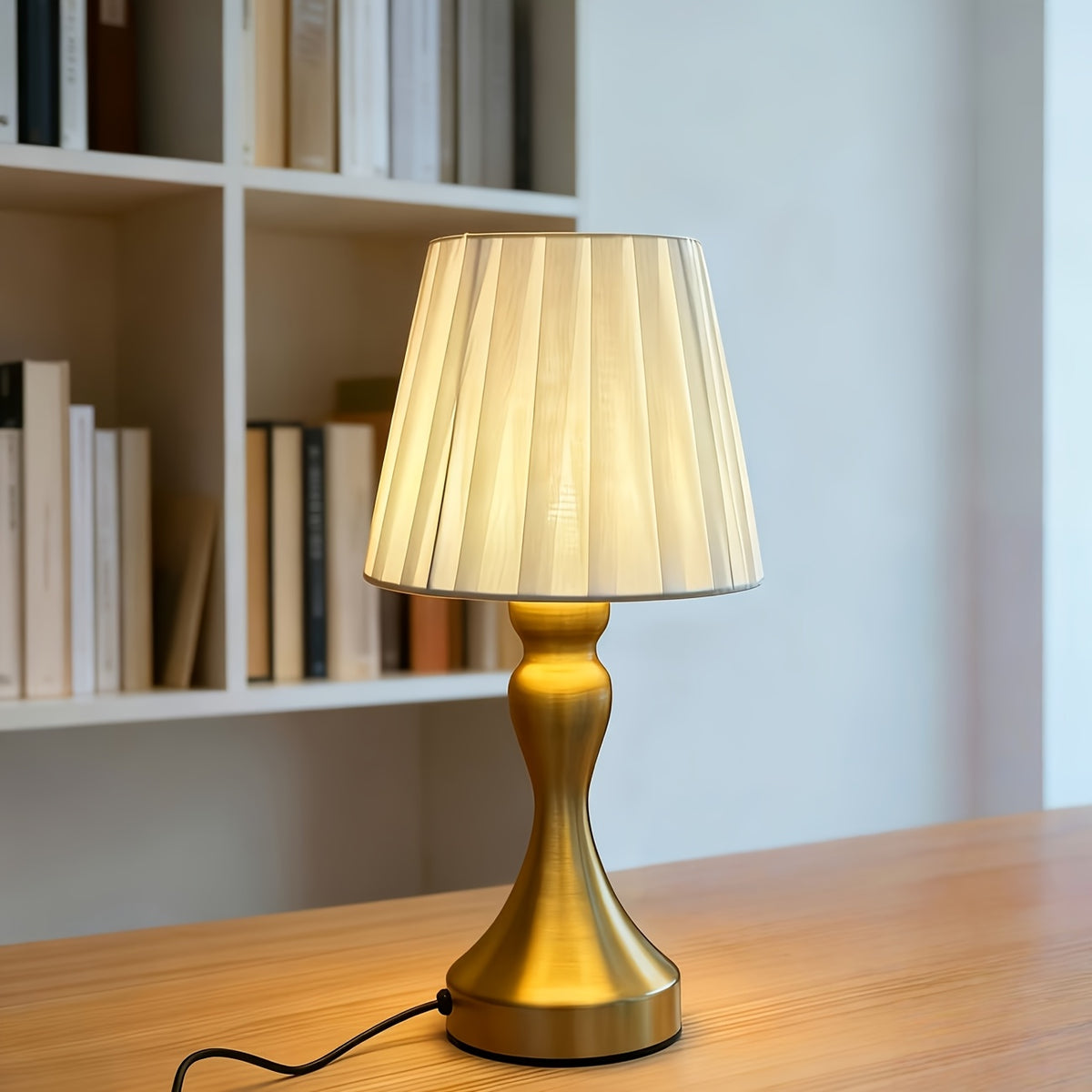 Lampe de chevet à abat-jour plissé blanc et pied doré balustre