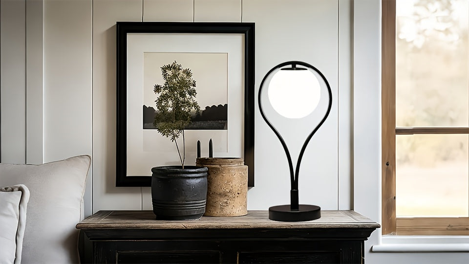 Lampe de chevet noire, globe en verre opalin dans un arceau