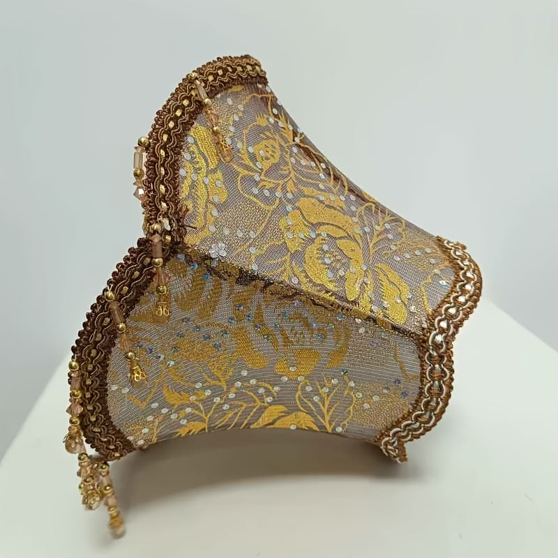 Abat-jour pagode en dentelle dorée à frange de perles ambrées