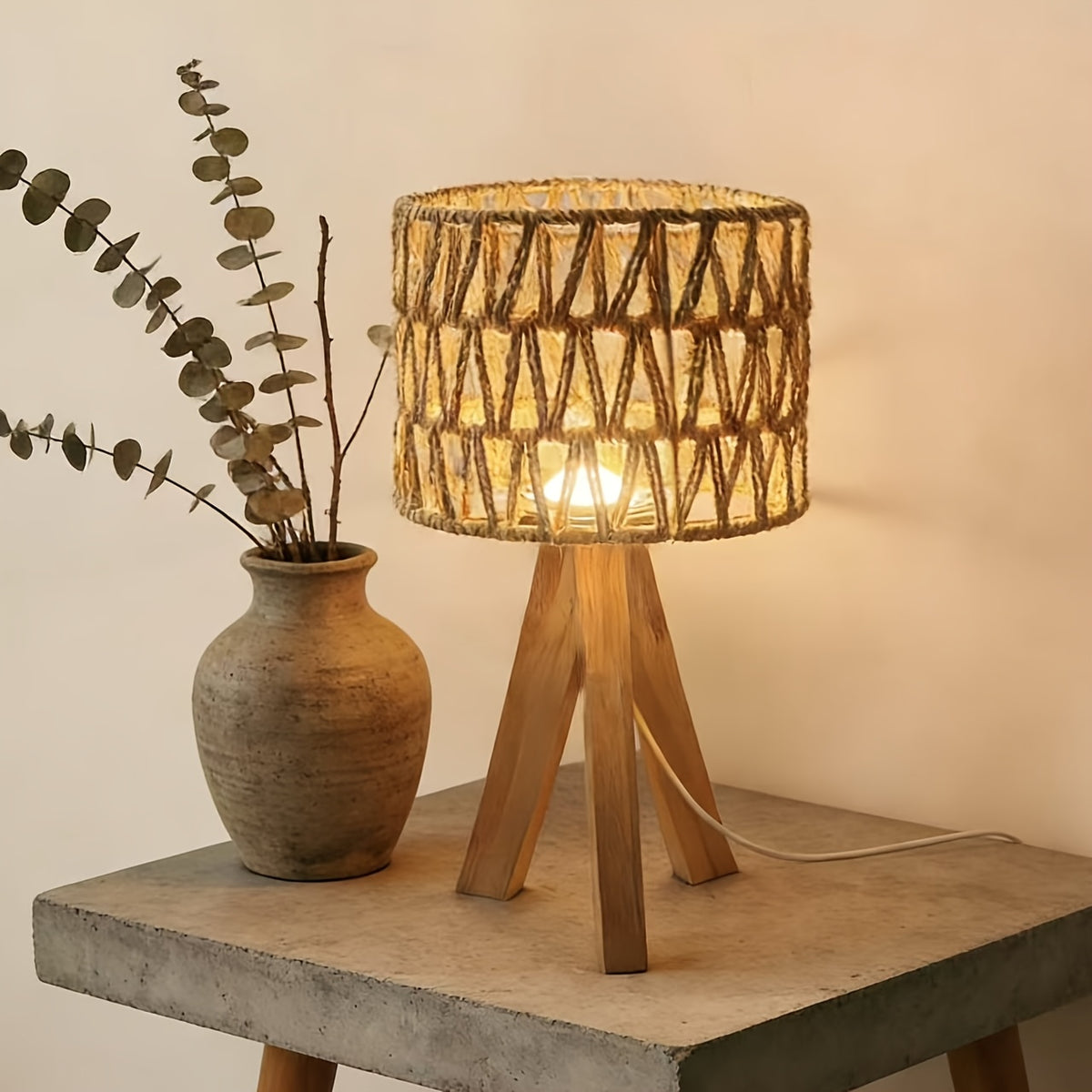 Lampe de chevet trépied en bois, abat-jour en corde tressée ajourée