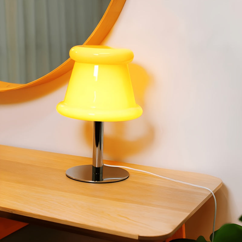 Lampe à poser cloche en verre opalin crème aux bords roulés