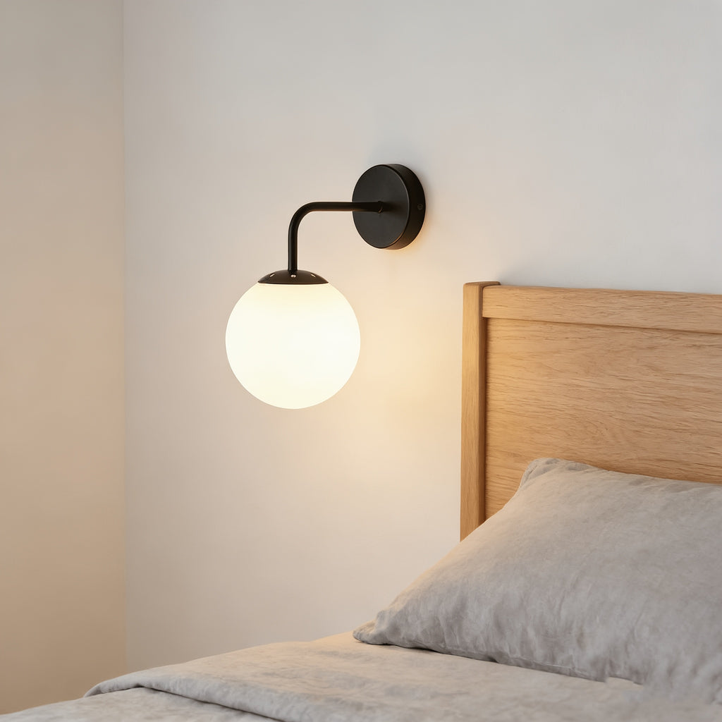 Applique murale globe opalin blanc sur bras courbé en métal noir
