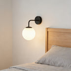 Applique murale globe opalin blanc sur bras courbé en métal noir
